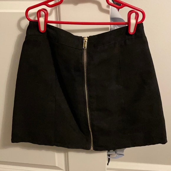 Suede black H&M skirt with zipper. Size 2 - Picture 1 of 1